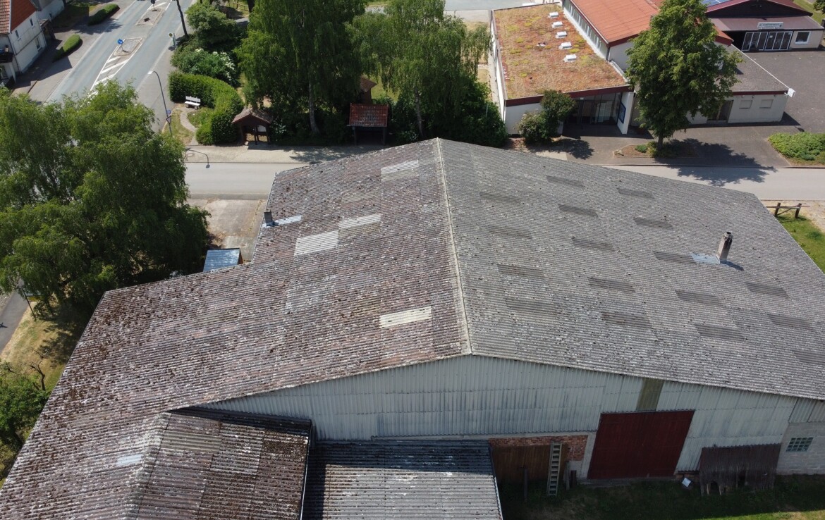 166 kWp Leistung: Eine effiziente Anlage, die durch zuverlässige Solarstromerzeugung stabile Einnahmen generiert. Steuervorteile und IAB: Profitieren Sie von erheblichen steuerlichen Vergünstigungen und der Möglichkeit, Teile der Investitionskosten vorab abzuziehen. 20 Jahre feste EEG-Vergütung: Durch das Erneuerbare-Energien-Gesetz (EEG) erhalten Sie eine garantierte Einspeisevergütung über 20 Jahre, was Ihnen eine langfristige Planbarkeit und sichere Rendite bietet. Nachhaltigkeit: Setzen Sie auf saubere Solarenergie und leisten Sie einen wichtigen Beitrag zum Klimaschutz.